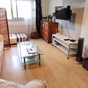 Entier 70m² Avec Balcon Et Parking En Résidence Fermée , Saint-Priest (Rhone) France